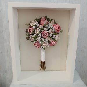 Secado y enmarcado de ramo de novia en marco completo de madera