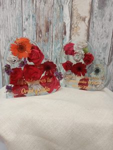 Secado y encapsulado de flores naturales en resina epoxi en forma de corazón