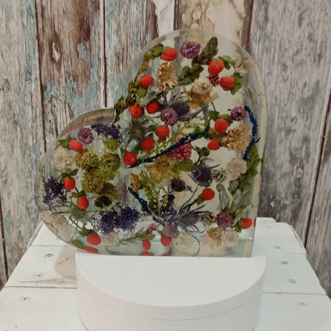 Secado y encapsulado de flores naturales en resina epoxi en forma de corazón