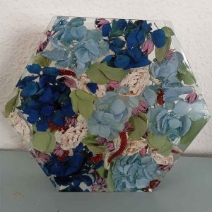 Secado y encapsulado de flores naturales en resina epoxi en forma de hexágono