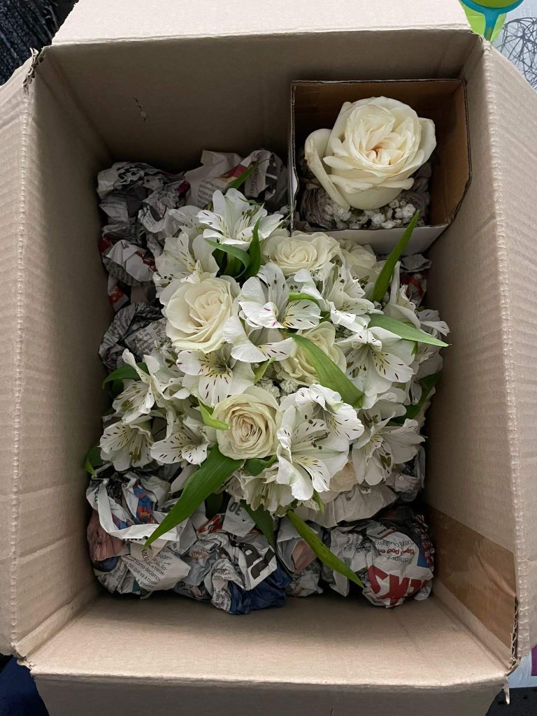 Caja preparada por la novia con ramo de novia