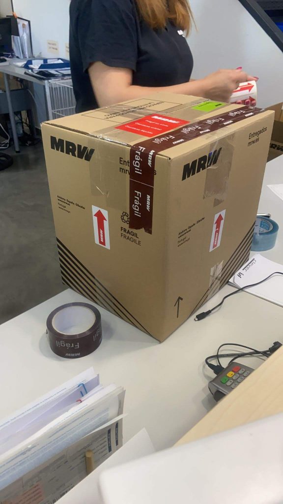 Caja preparada por la novia con ramo de novia
