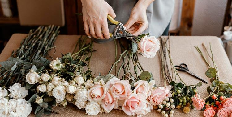 Desmontaje flor por flor de un ramo de novia